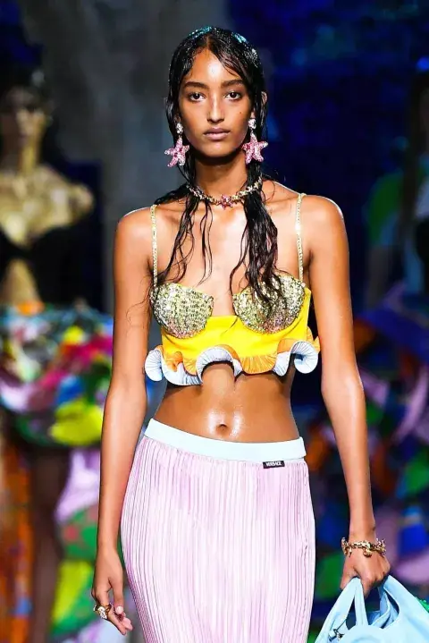 En el último desfile de Versace en Milán Fashion Week, la modelo Mona Tougaard se convirtió en sirena. En el último desfile de Versace en Milán Fashion Week, la modelo Mona Tougaard se convirtió en sirena.