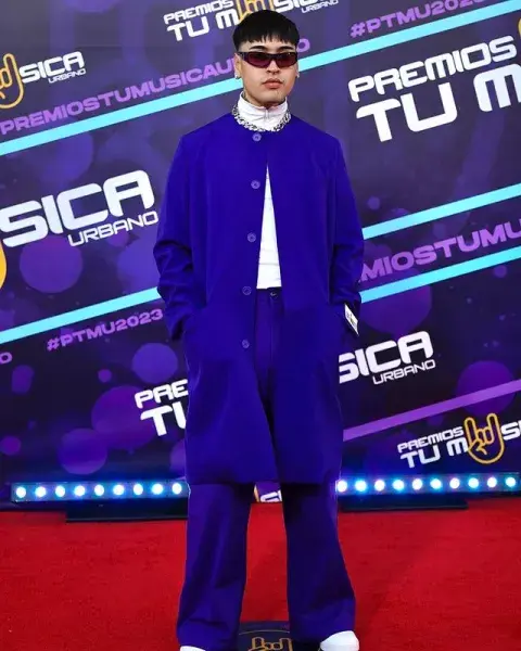 El argentino Tiago PZK y un look monocromatico, con tapado azul: "Me lo compré hace 2 meses y lo guardé para unos premios". El argentino Tiago PZK y un look monocromatico, con tapado azul: "Me lo compré hace 2 meses y lo guardé para unos premios".