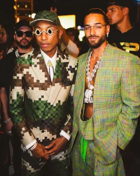 Pharrell Williams con Maluma en el desfile primavera/verano 2024 de Louis Vuitton Men. Pharrell Williams con Maluma en el desfile primavera/verano 2024 de Louis Vuitton Men.