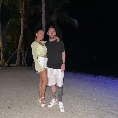El look playero de Antonela Roccuzzo y Lionel Messi. El look playero de Antonela Roccuzzo y Lionel Messi.