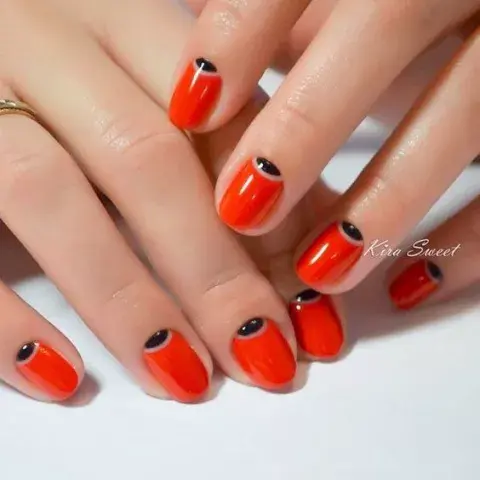 Rojo, brillo y negro es un mix de tonos que siempre funciona. Rojo, brillo y negro es un mix de tonos que siempre funciona.