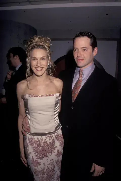 Sarah Jessica Parker llevó un vestido estampado toile de jouy y un divino peinado de princesa. Sarah Jessica Parker llevó un vestido estampado toile de jouy y un divino peinado de princesa.