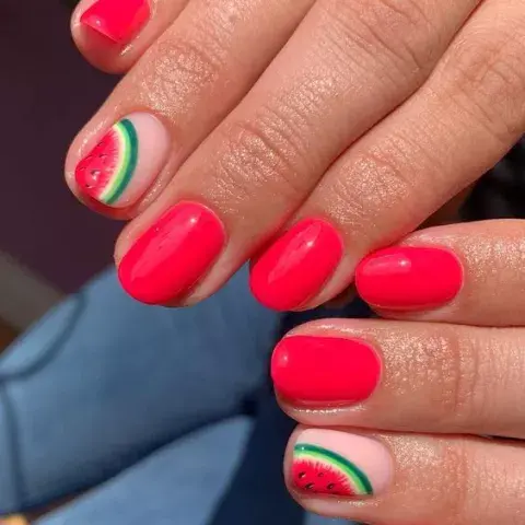 Si te animás ir un pasito más allá, también podés dibujar una de las uñas. En este caso, la sandía es una opción muy divertida. Si te animás ir un pasito más allá, también podés dibujar una de las uñas. En este caso, la sandía es una opción muy divertida.
