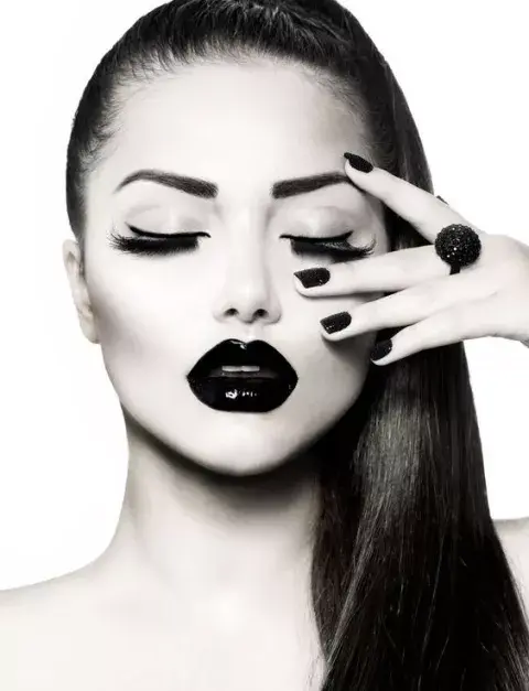 2023 es el año del gloss y de los labios de vidrio, así que -como era de esperar- los labiales negros con un terminado brillante también están súper de moda. 2023 es el año del gloss y de los labios de vidrio, así que -como era de esperar- los labiales negros con un terminado brillante también están súper de moda.