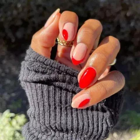 Con una pintada toda roja, podés jugar con diferentes diseños en una base piel o de otro color que combine.