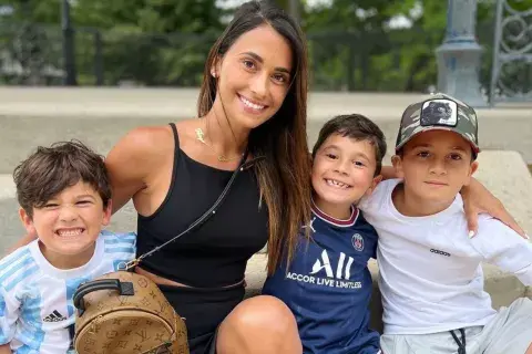 Antonela con sus hijos Thiago, Mateo y Ciro. Antonela con sus hijos Thiago, Mateo y Ciro.