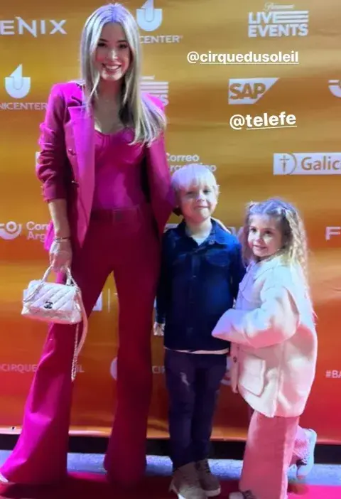 Jesica Cirio con su hija Chloe y con Mirko en la premiere de Cirque du Soleil “Bazzar”.