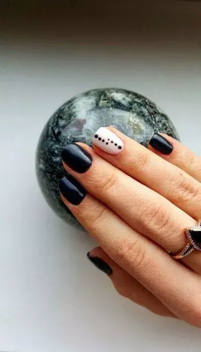 Llevando algunas uñas en color pleno, el truco está en que una de ellas tenga un diseño de puntos. Llevando algunas uñas en color pleno, el truco está en que una de ellas tenga un diseño de puntos.