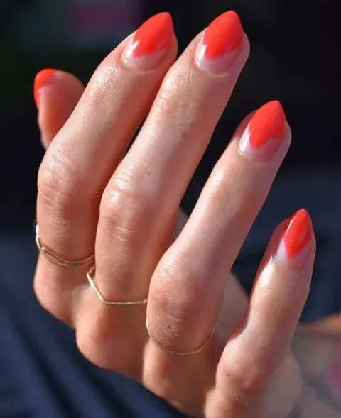 Casi como una francesita invertida, combinar brillito con rojo es otra opción genial. Casi como una francesita invertida, combinar brillito con rojo es otra opción genial.