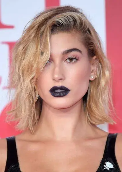 La primera opción es ir por un labial algo más claro (casi un gris oscuro) en tono mate, combinándolo con un maquillaje súper tranqui que le de protagonismo a la boca. La primera opción es ir por un labial algo más claro (casi un gris oscuro) en tono mate, combinándolo con un maquillaje súper tranqui que le de protagonismo a la boca.
