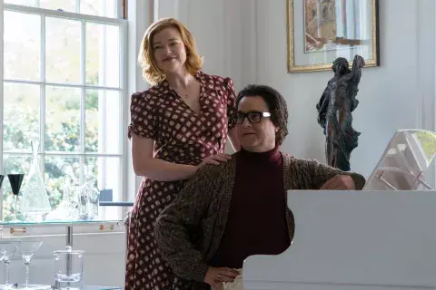 Sarah Snook también se suma a esta bizarrísima historia. 