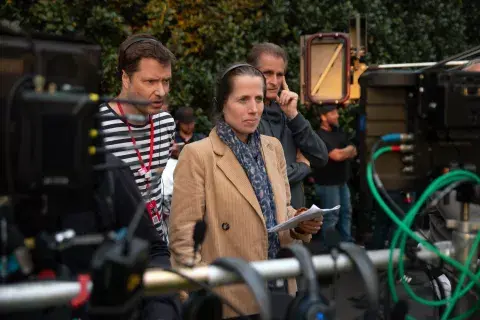 Kristin Gore, directora y guionista, en plena acción detrás de las cámaras. 
