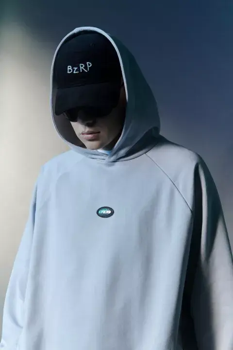 Con los tonos negros y blancos a la cabeza, las prendas de esta prometedora colección también se animan a colorearse de gris, azul y lila. Con los tonos negros y blancos a la cabeza, las prendas de esta prometedora colección también se animan a colorearse de gris, azul y lila.