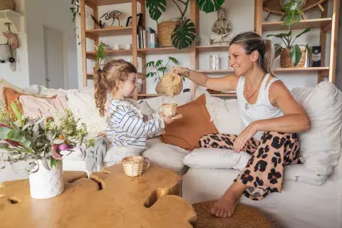 Escena cotidiana con Juanita. El espacio se armó con una biblioteca de líneas simples y una mesa ratona rústica con flores (@HOLA.KITSUNE) Escena cotidiana con Juanita. El espacio se armó con una biblioteca de líneas simples y una mesa ratona rústica con flores (@HOLA.KITSUNE)