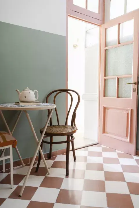 Eligieron un piso de estilo vintage (Mosaicos Andes). “Muchos nos preguntan si es el original y ahí sentimos que lo logramos”, cuenta Zule. Eligieron un piso de estilo vintage (Mosaicos Andes). “Muchos nos preguntan si es el original y ahí sentimos que lo logramos”, cuenta Zule.