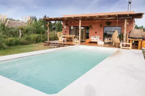 Como spot para el placer en el exterior, Kari agregó una hamaca colgante que combina con las sillas y el sill+on de mimbre (todo @RAPSODIABOHEMIADECO). El agua también trae calma. Como spot para el placer en el exterior, Kari agregó una hamaca colgante que combina con las sillas y el sill+on de mimbre (todo @RAPSODIABOHEMIADECO). El agua también trae calma.
