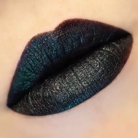 Otra opción divertida son los labiales negros tornasolados, un trend muy popular en TikTok. Otra opción divertida son los labiales negros tornasolados, un trend muy popular en TikTok.