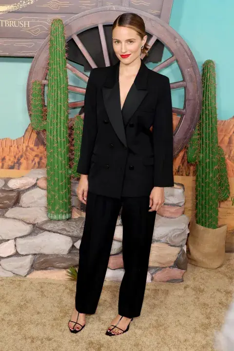 Dianna Agron, sobriedad con traje negro, asistiendo al estreno. Dianna Agron, sobriedad con traje negro, asistiendo al estreno.