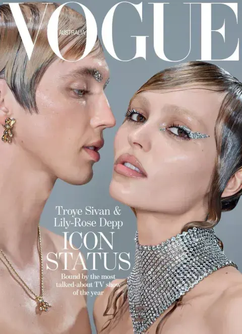 Troye Sivan y Lily Rose Depp en la portada de Vogue.