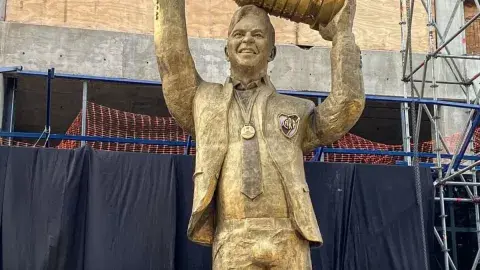 Estatua en homenaje a Marcelo Gallardo. Estatua en homenaje a Marcelo Gallardo.