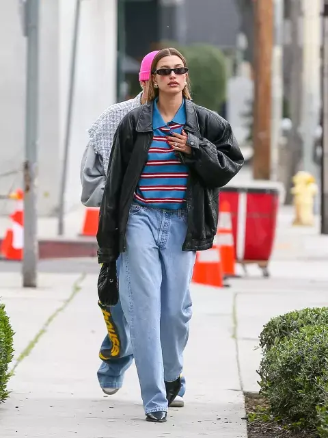 Remera y pantalón en mood boyfriend, con una campera de cuero negra.