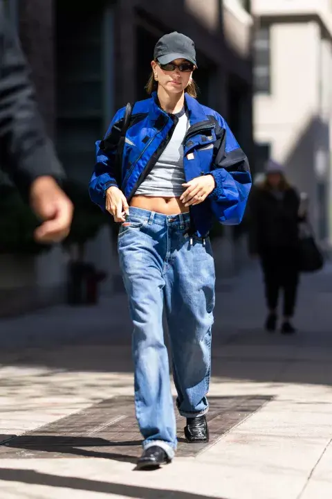 Pantalón tiro bajo en mood boyfriend, con una remera y zapatos negros.