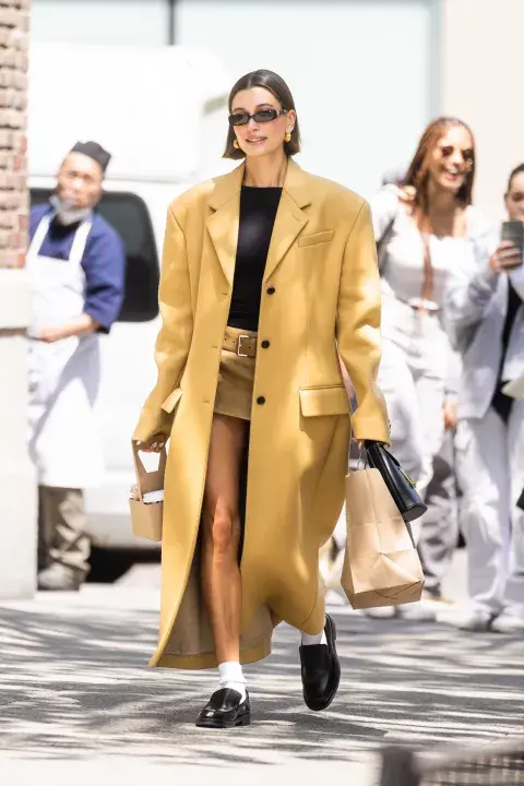 Tapado oversize y mini combinadas, con zapatos y medias blancas.