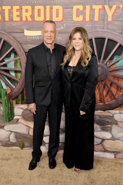 Tom Hanks y Rita Wilson, una de las parejas más queridas de Hollywood, coincidiendo en el elenco de Asteroid City. Tom Hanks y Rita Wilson, una de las parejas más queridas de Hollywood, coincidiendo en el elenco de Asteroid City.
