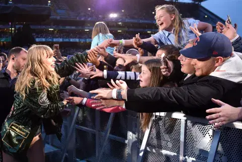 Los y las swifties de Argentina y de todo el mundo no solo se saben las canciones de memoria y hacen todo lo que sea por conseguir sus entradas para los shows. Los y las swifties de Argentina y de todo el mundo no solo se saben las canciones de memoria y hacen todo lo que sea por conseguir sus entradas para los shows.