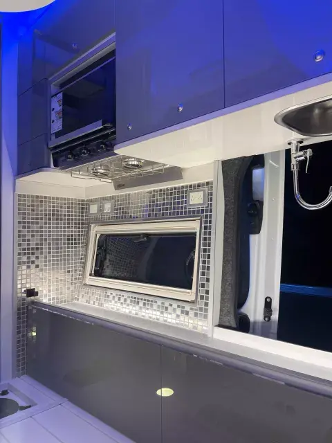 Padre e hija construyen motorhomes. Padre e hija construyen motorhomes.