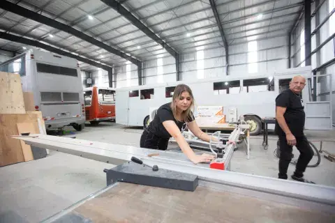 Padre e hija construyen motorhomes. Padre e hija construyen motorhomes.