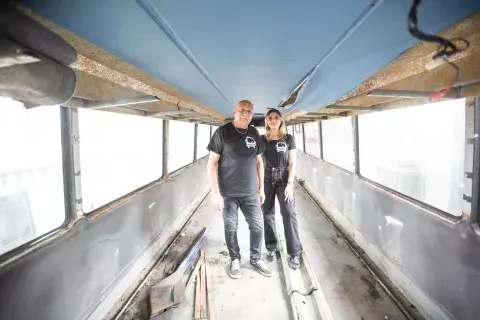 Padre e hija construyen motorhomes. Padre e hija construyen motorhomes.