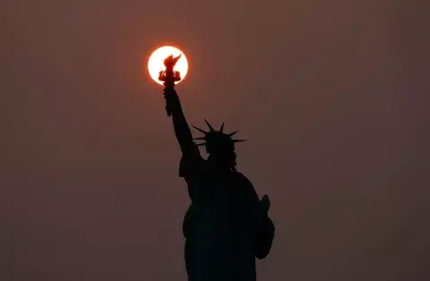 Los especialistas calculan que el humo en Nueva York durará varias días.