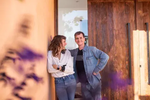 Jero Freixas aceptó ser entrevistado por Jose, su compañera de vida y de trabajo, Jose de Cabo, con quien tienen dos hijos. Jero Freixas aceptó ser entrevistado por Jose, su compañera de vida y de trabajo, Jose de Cabo, con quien tienen dos hijos.