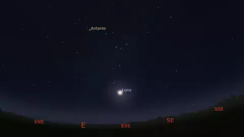 La luna llena de ciervo y Antares hacia el este