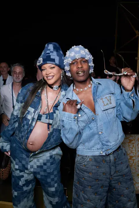 Rihanna y A$AP Rocky en el desfile primavera/verano 2024 de Louis Vuitton Men. Rihanna y A$AP Rocky en el desfile primavera/verano 2024 de Louis Vuitton Men.