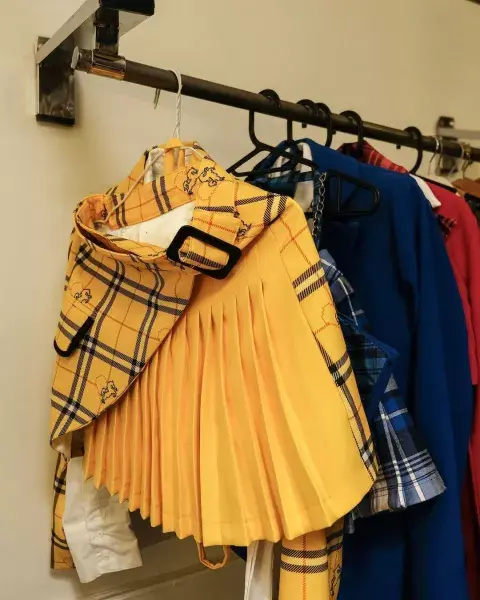 El vestuario, inspirado en el original, pero con un toque más moderno. El vestuario, inspirado en el original, pero con un toque más moderno.