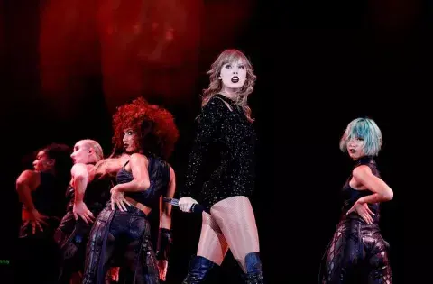 Tres de los bailarines de Taylor la abandonaron en medio de la gira de Red para irse a trabajar con Katy Perry Tres de los bailarines de Taylor la abandonaron en medio de la gira de Red para irse a trabajar con Katy Perry