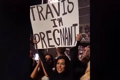 Kourtney Kardasian sorprendió a su esposo con la noticia de su embarazo en un concierto.