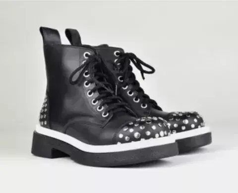 CON TACHAS, FERRARO $30.800. CON TACHAS, FERRARO $30.800.