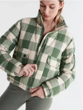 CAMPERA CORTA ESTAMPADA, SYSTEM $40.803. CAMPERA CORTA ESTAMPADA, SYSTEM $40.803.
