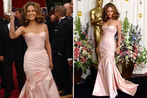 Para la ceremonia de los Premios Oscar de 2002, JLo eligió un vestido corte sirena y en Barbiecore. Muy 2023, ¿no? Para la ceremonia de los Premios Oscar de 2002, JLo eligió un vestido corte sirena y en Barbiecore. Muy 2023, ¿no?