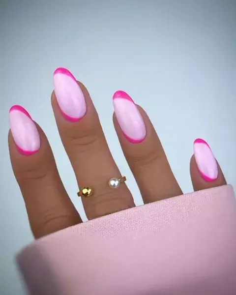Jugando con el diseño, aplicar dos tonos de rosas está muy de moda. Jugando con el diseño, aplicar dos tonos de rosas está muy de moda.