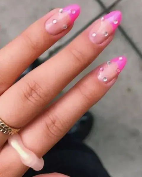 Ya sean strasses o perlitas, los apliques le dan un mega touch a tus uñas. Ya sean strasses o perlitas, los apliques le dan un mega touch a tus uñas.