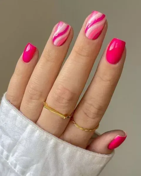 Siempre terminar siendo divertido jugar con diseños diferentes en cada una de las uñas. Siempre terminar siendo divertido jugar con diseños diferentes en cada una de las uñas.