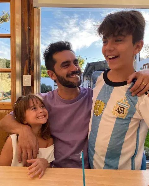 Gonzalo Heredia junto a sus hijos, Eloy y Alfonsina