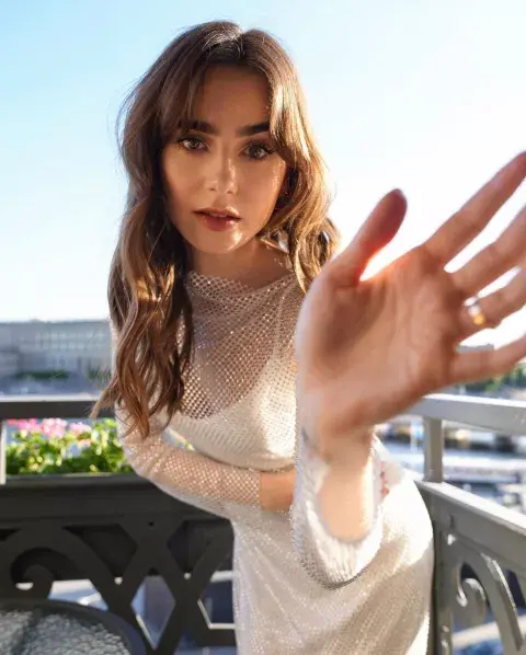 Lily Collins será Polly Pocket en su película.