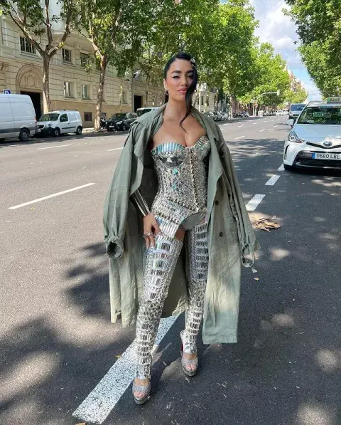 “Yendooooooo sencillita…”, escribió la artista de 31 años en el posteo, luciendo un conjunto de corset y pantalón (con malla debajo), enfundados en un sinfín de pedrería metalizada con efecto tornasolado.