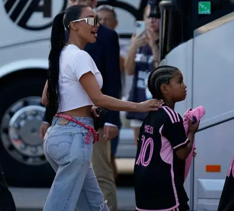 Kim Kardashian asiste al debut de Lionel Messi en Inter Miami. Kim Kardashian asiste al debut de Lionel Messi en Inter Miami.