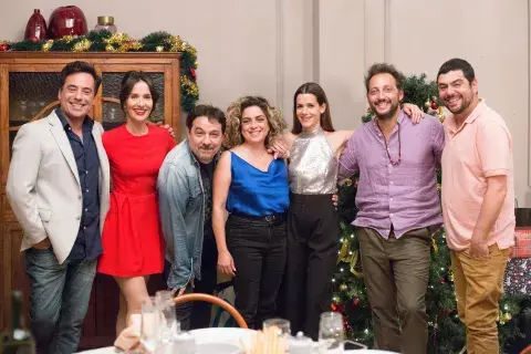 El elenco a pleno y el director de Casi Muerta, Fernán Mirás. El elenco a pleno y el director de Casi Muerta, Fernán Mirás.